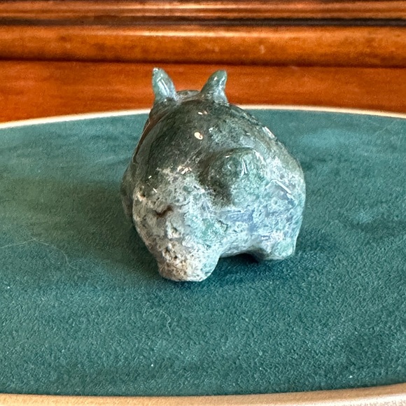 Moss Agate bunny rabbit. With a bit of druzy on bottom. 1.5 inch - Picture 4 of 5